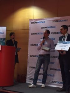 Jean-Michel Vauthier, Directeur Marketing, remet le prix Smart Agriculture à Connect Agri lors des IoT Trophy